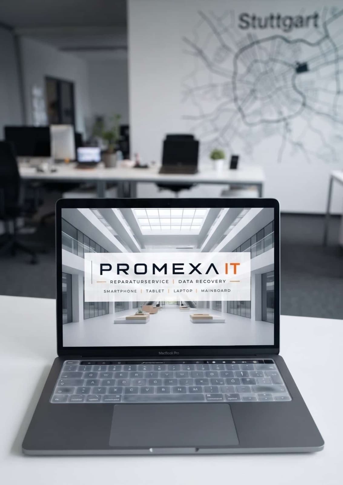 Laptop mit Promexa IT Logo, im Hintergrund eine Stuttgart-Karte